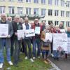 Das Foto zeigt die Vertreterinnen und Vertreter der Bürgerinitiative „LRA-Neubau stoppen“ Ende Oktober vor der Übergabe der Unterschriften für das Bürgerbegehren vor dem Landsberger Landratsamt.