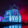 Halloween in England ganz romantisch: Die Ruine der Whitby Abbey in Yorkshire wird stimmungsvoll beleuchtet.