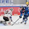 Und rein damit: Panther-Stürmer Wayne Simpson (rechts) lässt Löwen-Goalie Jussi Olkinuora (links) keine Chance und trifft zum 1:2.