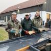 Huber Schuster, Manfred Wendler und Wolfgang Strasser beim sortieren der Karpfen