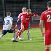 Lange Zeit hält der SV Mering (rote Trikots) gegen Spitzenreiter Niedersonthofen gut mit. Am Ende kassiert der MSV eine bittere 2:3-Niederlage.