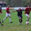 Auf die SpVgg Langerringen (hier Benedikt Schaffner blaues Trikot)und den ASV Hiltenfingen (am Ball Ferdinand Geißler)kommen zwei entscheidende Derbys zu. 