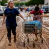 Menschen in Spanien retten ihre Habseligkeiten aus dem Schlamm. In Deutschland könnte sich das Einkaufsverhalten durch die Flut zwangsläufig ändern.