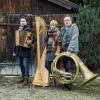 Quetschendatschi-Musikanten erforschen im Januar mit Harfe, Gitarre, Percussion, Diatonischer Harmonika und Helikon die Mysterien der Rauhnächte. 