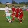 Arthur Mayer und der FC Horgau (links) trotzten dem TSV Hollenbach im Hinspiel ein 1:1-Unentschieden ab.  