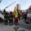 Mitarbeiter von Rettungsdiensten inspizieren das eingestürzte Dach des Bahnhofs in der nordserbischen Metropole Novi Sad.