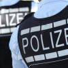 Die Polizei findet den Aggressor, der mit dem Auto davonfährt, später alkoholisiert auf.