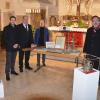 Klein aber fein war die Ausstellung mit Exponaten aus den 13 Kirchengemeinden des Dekanats Oettingen, die der katholische Stadtpfarrer Richard Hörmann (von links), Dekan Armin Diener, Dekanatskantor Simon Holzwarth, Wechingens Pfarrer Oliver Georg Hartmann und Archivar Gerhard Beck besichtigten