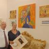 Verena Papin in Monterosso Almo mit Ausstellungsorganisator Roberto Guccione. Im Hintergrund ihre Arbeiten. 