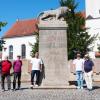 Das Kriegerdenkmal an der Kirche St. Jakobus in Gersthofen wurde renoviert. Im Bild von links: Stefan Haak, Stadt Gersthofen, Thomas Wolf, Schriftmeister, Reinhold Dempf, Zweiter Bürgermeister, sowie Sebastian Wagner junior und Sebastian Wagner senior bei der Abnahme der Arbeiten. 