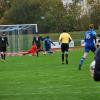 Adrian Bartsch (blaues Trikot) setzte sich im Fünfmeterraum durch
und brachte den FC Bad Wörishofen hier mit 2:1 in Führung.