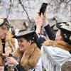 Leonhardi-Wallfahrten gehören seit Jahrhunderten in Bayern und in Österreich zum Brauchtum. Diese Frauen in Festtagstracht machen nach der Leonhardifahrt ein Selfie.