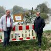 Bürgermeister Alois Schiegg (links) und Landtagsabgeordneter Wolfgang Fackler bei dem Ortstermin an der gesperrten Brücke bei Marxheim.