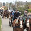 Eine lange Pferdeprozession mit Ponys, Reitpferden und starken Kaltblütern zog an der Leonhardskirche in Kienberg vorbei.