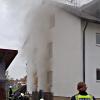 Bei einem Kellerbrand in Ried quollen aus einem Fenster dichte Rauchschwaden.