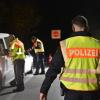 Auf dem hell erleuchteten Parkplatz an der B2 bei Donauwörth kontrollierte die Polizei am Samstag bis nach Mitternacht zahlreiche Autofahrer auf Drogen und Alkohol.