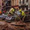 Feuerwehrleute entfernen ein Auto aus dem Schlamm in einem vom Hochwasser betroffenen Gebiet in Algemesi, Spanien. Die Zahl der Toten nach den schweren Unwettern im Osten und Süden Spaniens steigt weiter.