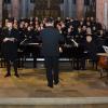 Michael Kranebitter (links) kommt aus Innsbruck und bot im Lauinger Martinsmünster zusammen mit Chorsängerinnen und Sängern das Deutsche Requiem dar.