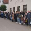 Viele Zuschauerinnen und Zuschauer säumten während des Leonhardiritts den Straßenrand.