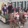 Dieser Festwagen war einer von vielen beim Leonhardiritt in Inchenhofen. Auf ihm zeigten die Darsteller, wie Ludwig der Gebartete dem Heiligen Leonhard dankt.