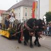 Tausende Zuschauer säumten beim Leonhardiritt in Inchenhofen die Straßen. Auf Festwagen zeigten Darsteller Szenen aus dem Leben des Heiligen.