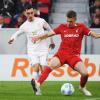 Freiburgs Matthias Ginter (r) und der Mainzer Paul Nebel im Zweikampf um den Ball.