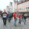 Am Ende der Kundgebung auf dem Stadtplatz geht es mit Getrommel in Richtung JVA.