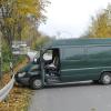 In Bäumenheim ist ein Mann, der mit diesem Kleintransporter gegen eine Leitplanke prallte, gestorben.