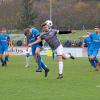 Benedikt Guggemos (links) von der SSV Glött im Kopfball-Duell mit dem Offinger 0:2-Torschützen Gabriel Danzl.