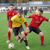 Hochspannung herrschte beim Rieser Duell SV Schwörsheim-Munningen (in Gelb: Marcel Mebert) gegen SV Wechingen (rechts in Rot: Daniel Dürrwanger).