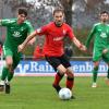 Durch den Treffer von Moritz Wagner (Mitte) lag der TSV Aindling gegen den FC Gundelfingen bis kurz vor Schluss mit 1:0 in Führung. Doch dann drehten die Gäste, im Bild Leon Sailer (links) und Felix Hafner (rechts), das Spiel. 