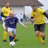 Auch wenn der Rieder Peter Neumeier hier den Ball behauptete, jubelten am Ende die Sport-Freunde Bachern: über den 2:1-Derbysieg beim SVR und die Herbstmeisterschaft in der Kreisklasse Aichach. 