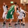 Die Landsberger Basketballer (weiße Trikots, rechts Florian Schumacher) setzten sich gegen Grünwald durch.