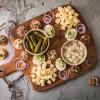 Eine typische niederländische Borrel-Platte mit Filet Americain auf Crackern mit Zwiebel, Ei oder Kapern. Dazu werden Käsewürfel, Cornichons, Silberzwiebeln und gefüllte Eier mit Schnittlauch serviert. 