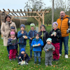 Die kleinen Kürbiszüchter und -züchterinnen: Kirstin Richter, Emily und Lena Zitzmann, Oskar Reitenauer (sitzend), Jakob und Kilian Kraus, Hannes und Anton Dippel, Rio Deisenhofer, Hanna Schimmer und Christian Bestle. Es fehlt Magdalena Amann.