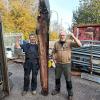 Genau 2,81 Meter Länge misst der Waller, den Alexander Bischof (links) und Wolfgang Schmid im Weicheringer See gefangen haben.