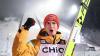 Karl Geiger jubelt sich über seinen Sieg in Klingenthal.