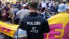 Aktivisten und Polizisten stehen sich während einer Protestaktion gegen die Automesse IAA gegenüber.