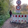 Schilder weisen deutlich darauf hin, dass der Weg an der Donau aktuell nicht benutzt werden darf. Daran halten sich jedoch zahlreiche Fußgänger und Radfahrer nicht.