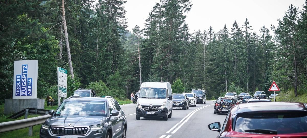 Reisebus aus dem Landkreis Aichach-Friedberg in Österreich in Unfall verwickelt