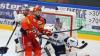 Puckalarm: Auch wenn Sami Blomqvist (in Rot) sich in der Szene vor einem Schuss in Acht nehmen musste – zweimal traf der Deutsch-Finne trotzdem gegen Weiden und ist nun Topscorer der Joker.