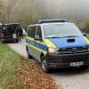 Die Polizei in Neuburg hat in einem Großeinsatz am Neuburger Tierheim den Wald durchsucht. Doch der 40 Jahre alte Mann, der mit Haftbefehl gesucht wird, ist weiter spurlos verschwunden.