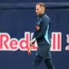 Leipzigs Torhüter Péter Gulácsi im Training auf dem Platz. Er kann in Glasgow spielen.