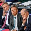 Die Ampel-Koalition bröckelt. Das wissen auch Bundesfinanzminister Christian Lindner (FDP), Bundeswirtschaftsminister Robert Habeck (Bündnis 90/Die Grünen) und Bundeskanzler Olaf Scholz (SPD) (von links).