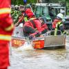 Angehörige der DLRG evakuierten im Juni Menschen aus überschwemmten Wohnungen in Babenhausen. Teilweise waren auch Hubschrauber im Einsatz.