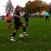 Chantal Engberg, Eva Enslin und Lilli Seitz von der SG Maihingen/Deiningen (in Orange) stehen hier Anika Leinfelder (am Ball) und Melanie Bengesser von der SG Wechingen/Alerheim gegenüber.