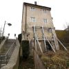 Am Straßenspitz Stadtstraße/Spitalberg in Burgau ist ein baufälliges altes Gebäude einsturzgefährdet. Es besteht Gefahr in Verzug. 