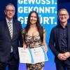 Annalena Bartsch mit den Gratulanten Reinhard Häckl (links), Vorsitzender IHK-Regionalausschuss Landsberg, und Hubert Schöffmann, IHK-Bereichsleiter Berufliche Bildung.