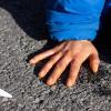 Der Jesuitenpater hatte sich in Nürnberg mit einer Hand auf dem Bahnhofsplatz festgeklebt und so den Verkehr blockiert. (Symbolbild)