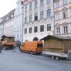 Auch weitere Buden für den Christkindlmarkt trafen am Hauptplatz ein.